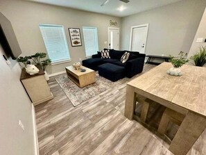 Smart TV - HONEY HOLE Family Fishing - Pets Add Fees (Port O'Connor)