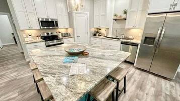 Frigorífic, microones, forn i placa de cuina