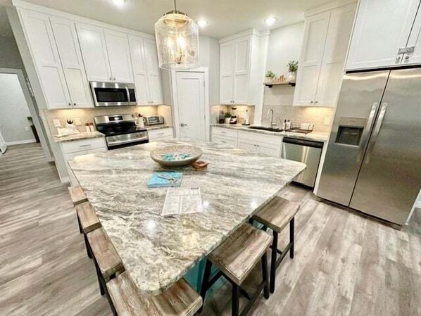 Een koelkast, een microgolfoven, een oven, een kookplaat