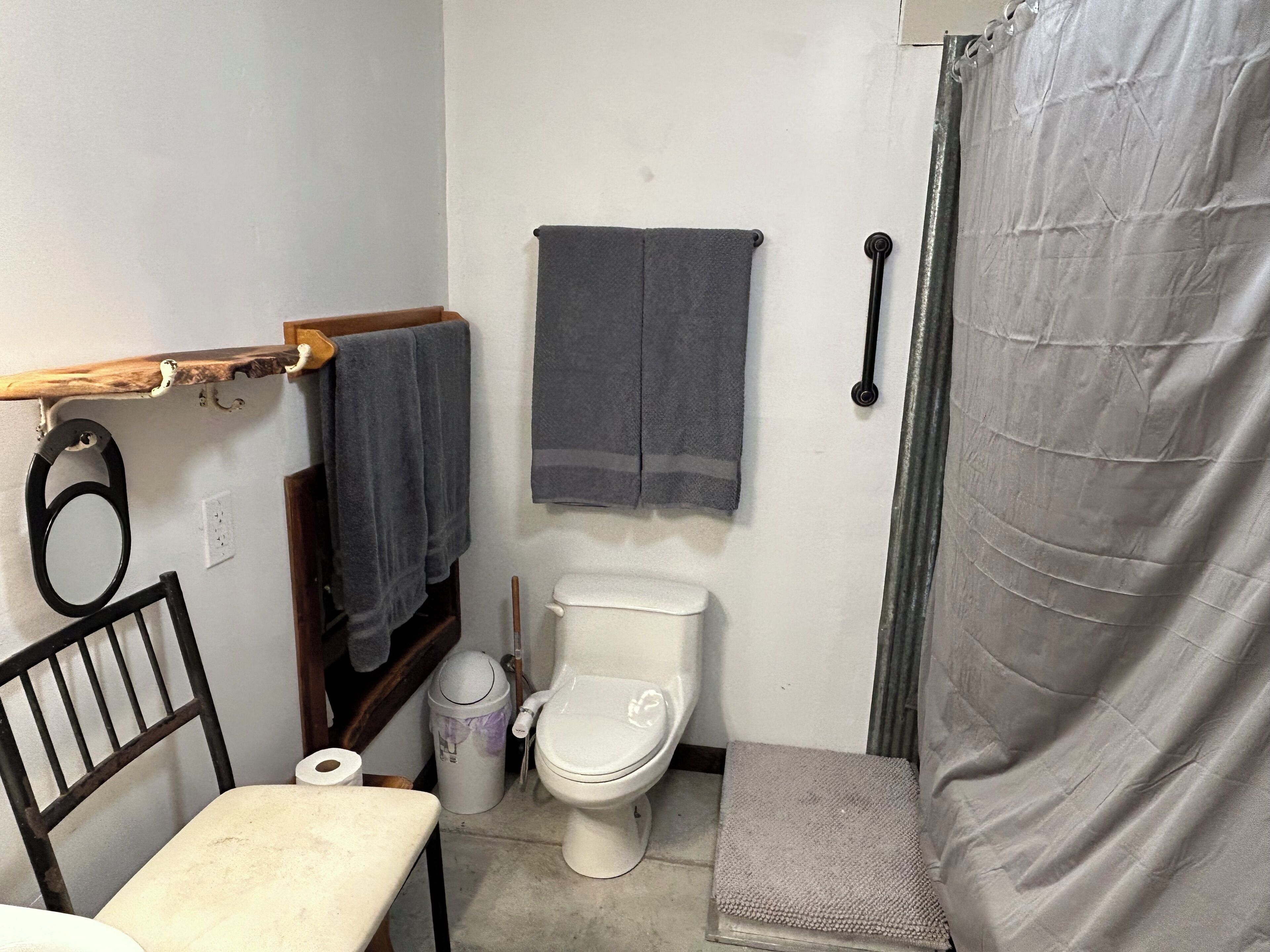 Een bidet, handdoeken, zeep, toiletpapier