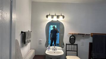 Bidé, håndklær, såpe og toalettpapir