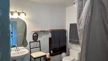 Bidet, toallas, jabón, papel de baño