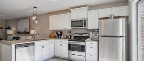 Microondas, horno, placa de cocina, lavavajillas