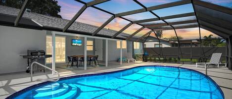 Una piscina al aire libre