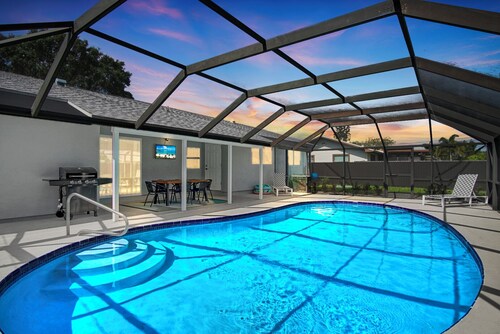 Tropical Family Escape with Pool, Arcade Games and Outdoor Lounge