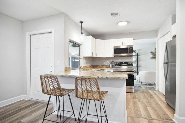 Fridge, microwave, oven, stovetop - Tropical Family Escape with Pool, Arcade Games and Outdoor Lounge (Port St. Lucie)