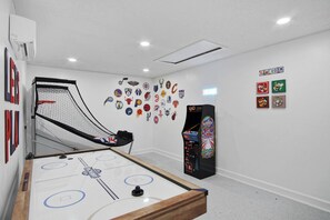 Games room - Tropical Family Escape with Pool, Arcade Games and Outdoor Lounge (Port St. Lucie)