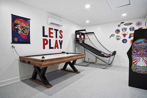 Games room - Tropical Family Escape with Pool, Arcade Games and Outdoor Lounge (Port St. Lucie)
