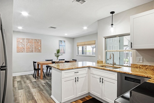 Fully equipped kitchen with granite counters & large dining table