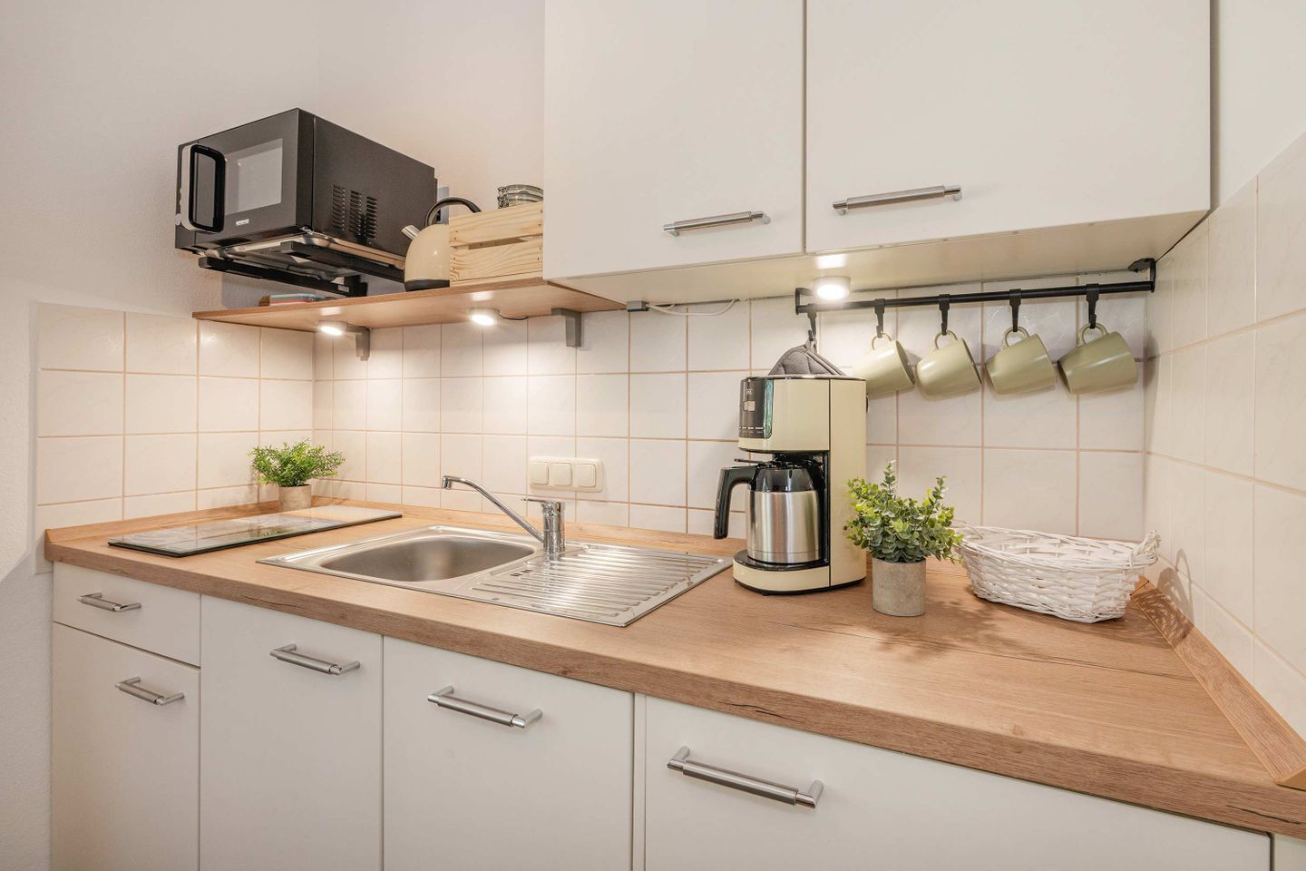 Wasserkocher mit Kaffee-/Teezubehör, Kühlschrank, Mikrowelle, Ofen