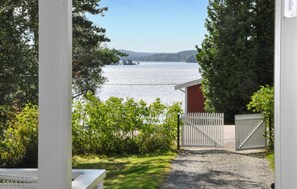 A view of a lake with a wooden dock and a small building in the background. - Gorgeous home in Lennartfors Sverige (Lennartfors Sverige)