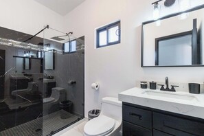 Douche, sèche-cheveux, serviettes fournies, savon