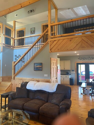 Spacious 4-BR house w/ wraparound porch, fire pit area and hot tub -Sleeps 18-20