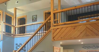 Spacious 4-BR house w/ wraparound porch, fire pit area and hot tub -Sleeps 18-20