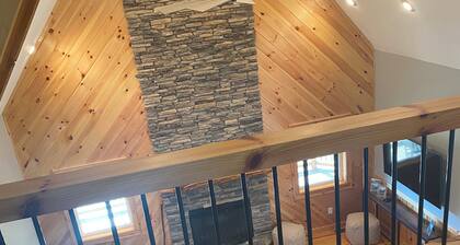 Spacious 4-BR house w/ wraparound porch, fire pit area and hot tub -Sleeps 18-20