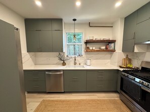 Oven, stovetop, dishwasher - Zen, Green & Clean 2bd in the City (Baltimore)