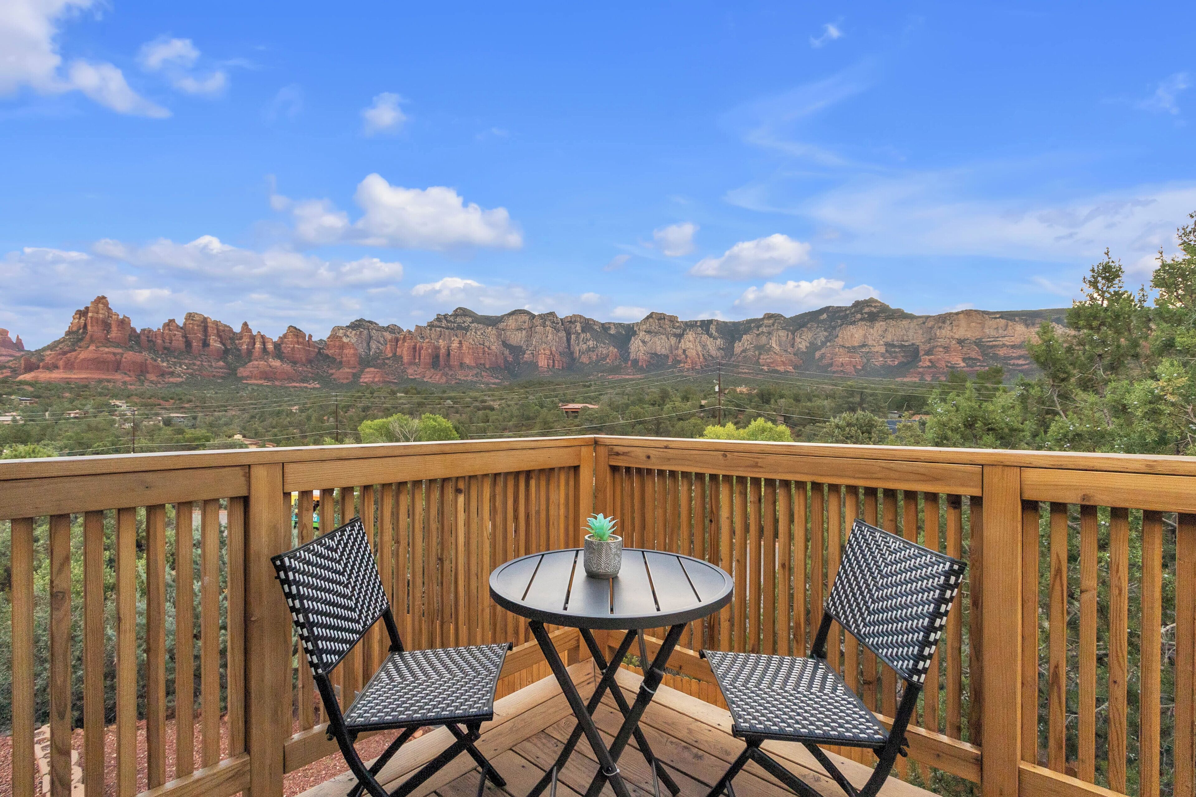 Sedona Southwest Serenity- 180 Red Rock Views + Hot Tub + fire pit & Nearby Trails!