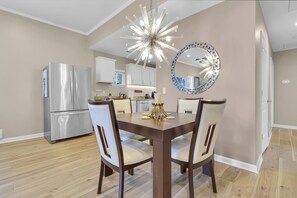 Dining - Jacuzzi tubs under 8 mins from broadway,gen hospital,Bridgestone,Nissan stadium  (Nashville)