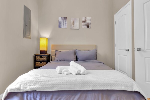 3 habitaciones, tabla de planchar con plancha, wifi y ropa de cama