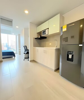 Apartment | Eigene Küche | Großer Kühlschrank, Mikrowelle, Toaster, Kochgeschirr/Geschirr/Besteck