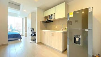 Full-size fridge, microwave, toaster, cookware/dishes/utensils