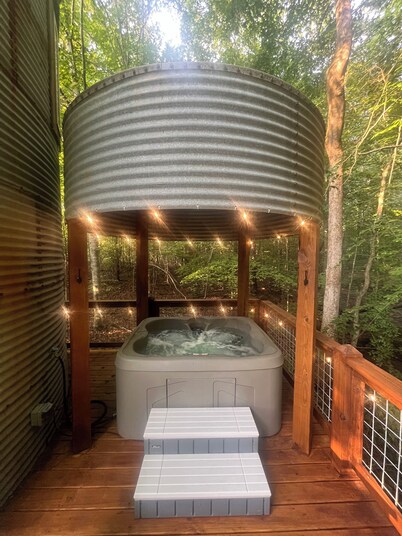 Grain Bin Silo Tiny House with 1 bedroom, WiFi, AC and hot tub in Shelby