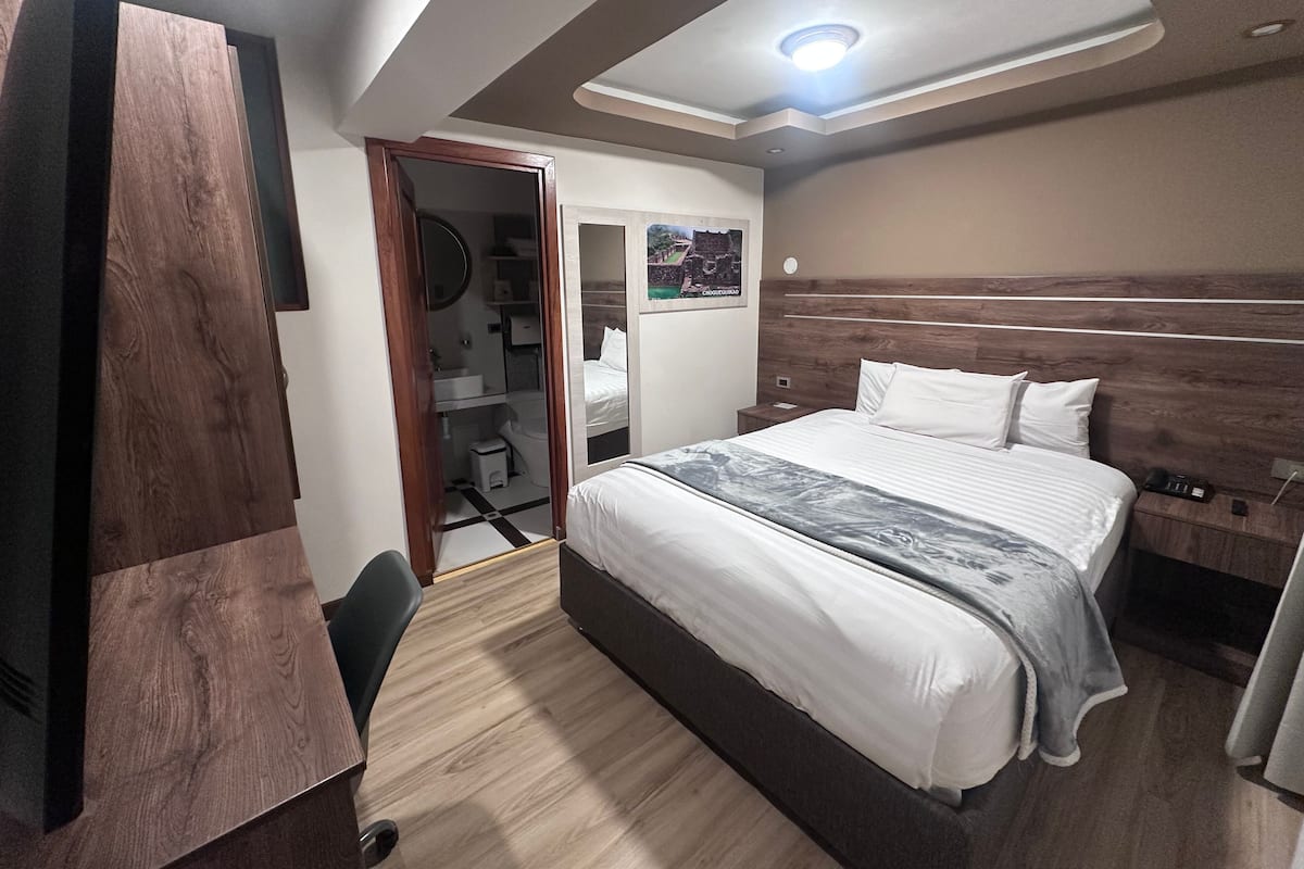 1 bedroom, down duvets, desk, free WiFi