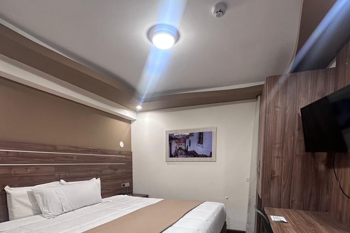 Down duvets, desk, free WiFi