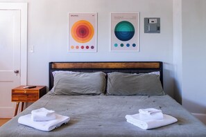 1 sovrum, skrivbord, strykjärn/strykbräda och wi-fi