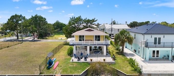 3BR Waterfront • Hot Tub + Dock • Kayaks • Bikes