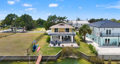 3BR Waterfront • Hot Tub + Dock • Kayaks • Bikes