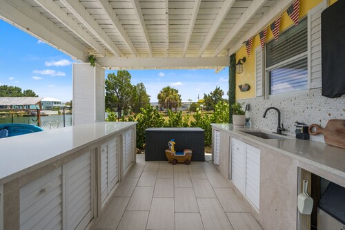 3BR Waterfront • Hot Tub + Dock • Kayaks • Bikes