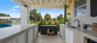 3BR Waterfront • Hot Tub + Dock • Kayaks • Bikes