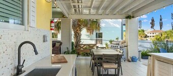 3BR Waterfront • Hot Tub + Dock • Kayaks • Bikes