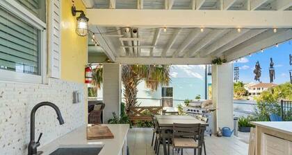 3BR Waterfront • Hot Tub + Dock • Kayaks • Bikes