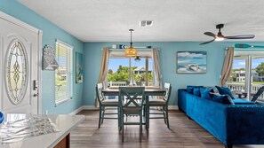 Smart TV, fireplace - Family-friendly home in Hernando Beach, Florida (Hernando Beach)