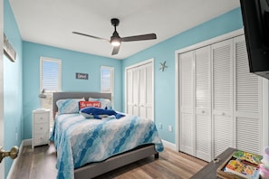 3 bedrooms, iron/ironing board, WiFi, bed sheets - 3BR Waterfront • Hot Tub + Dock • Kayaks • Bikes (Hernando Beach)