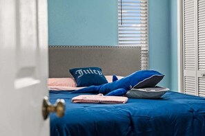 3 bedrooms, iron/ironing board, WiFi, bed sheets