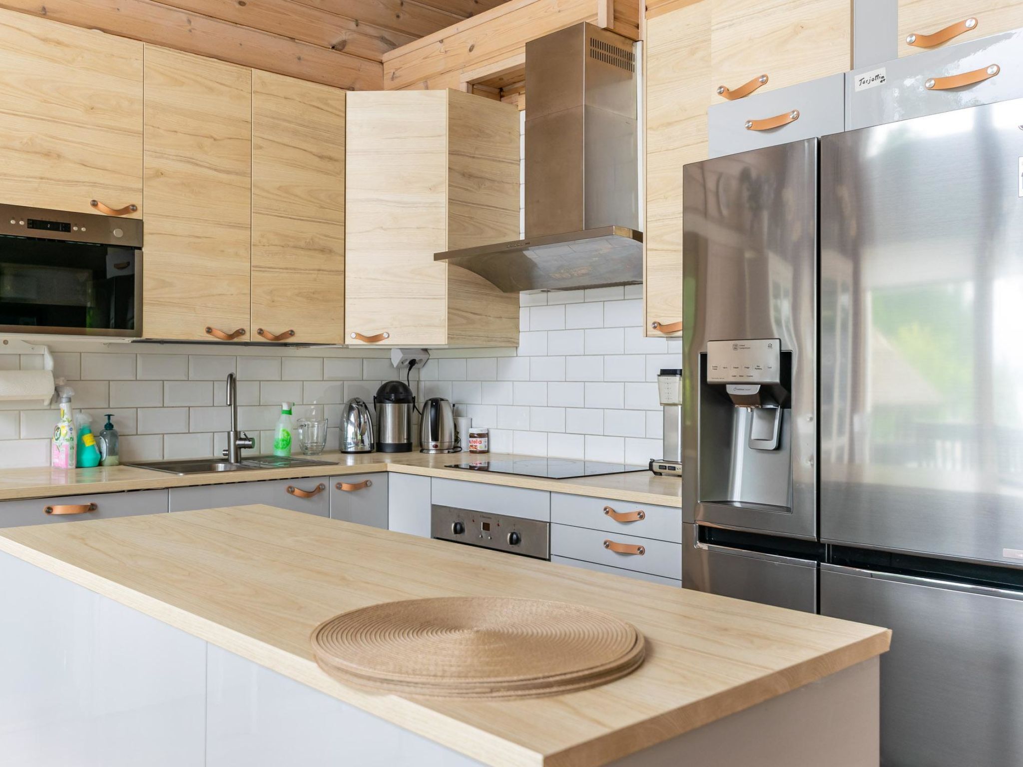 Kühlschrank, Mikrowelle, Geschirrspüler, Kochgeschirr/Geschirr/Besteck