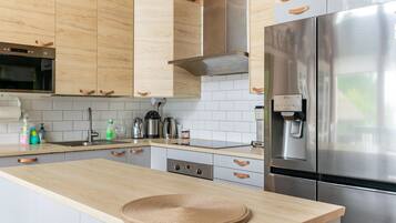 Fridge, microwave, dishwasher, cookware/dishes/utensils