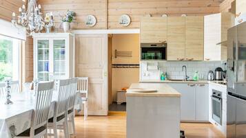 Fridge, microwave, dishwasher, cookware/dishes/utensils