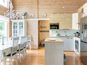 Fridge, microwave, dishwasher, cookware/dishes/utensils