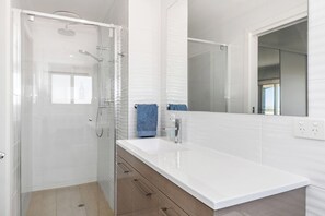 Douche, sèche-cheveux, serviettes fournies, savon