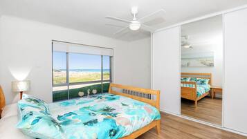 4 bedrooms, iron/ironing board, WiFi, bed sheets