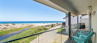 Moeys: Perfect Beachfront Escape for Family Gatherings or Friends’ Getaways