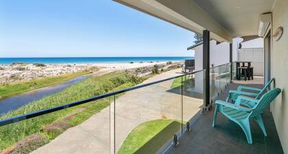 Moeys: Perfect Beachfront Escape for Family Gatherings or Friends’ Getaways