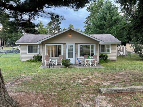 Charming 1-bedroom 1/2 house in soothing St Helen Hideaway with WiFi