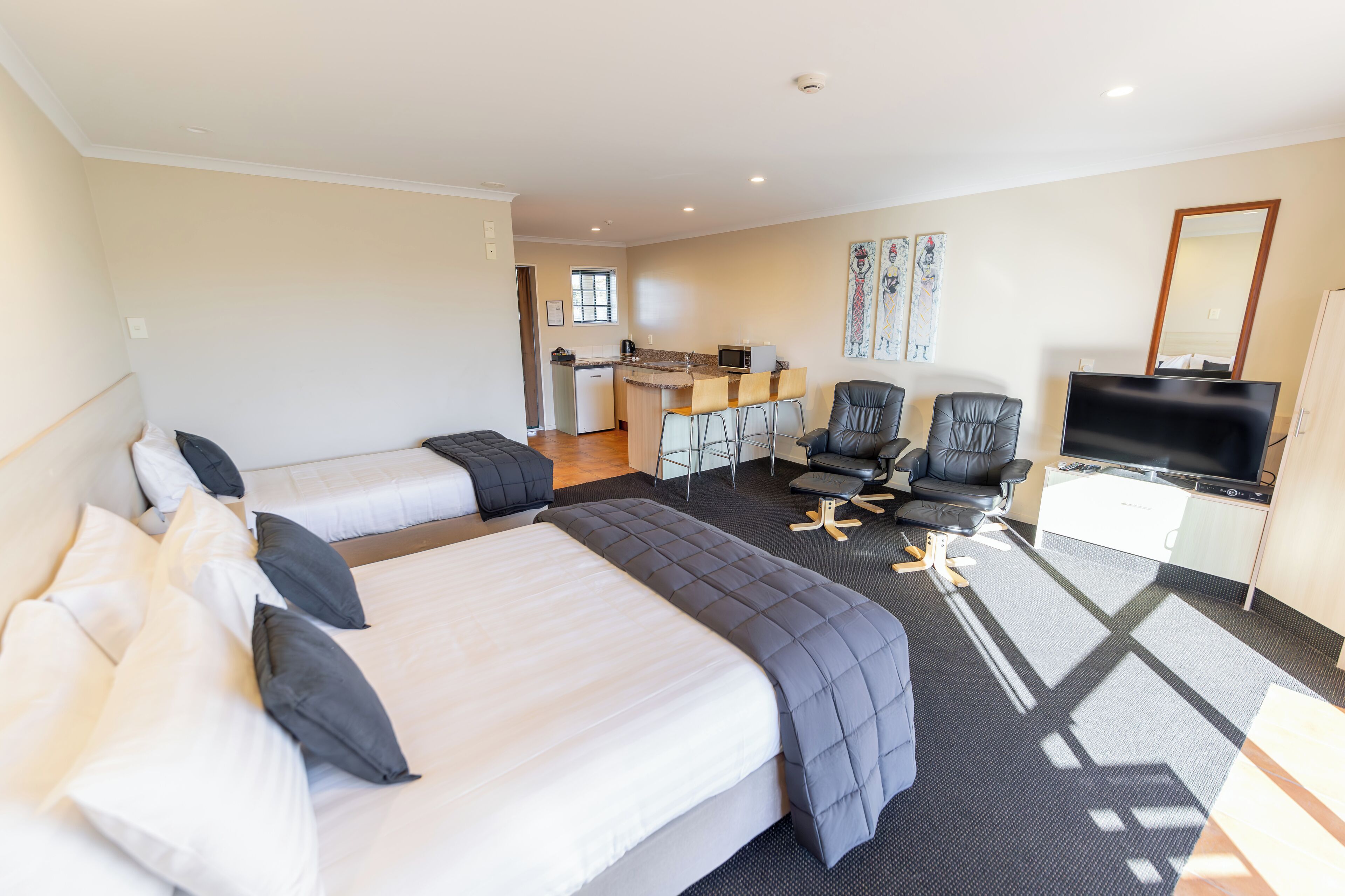 Deluxe Queen Studio | Iron/ironing board (on request), WiFi (free), bed sheets