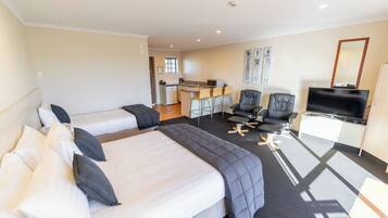 Deluxe Queen Studio | Iron/ironing board, free WiFi, bed sheets