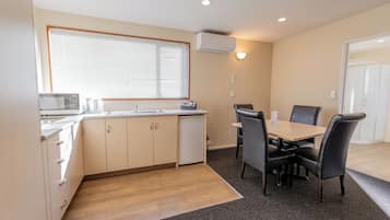 Deluxe King Studio | Iron/ironing board, free WiFi, bed sheets
